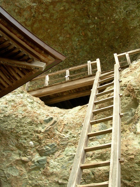 岩壁に「法華仙人堂」と呼ばれる洞窟があり、そこまで、けっこう高い梯子がある。　　 (画像撮影R氏）