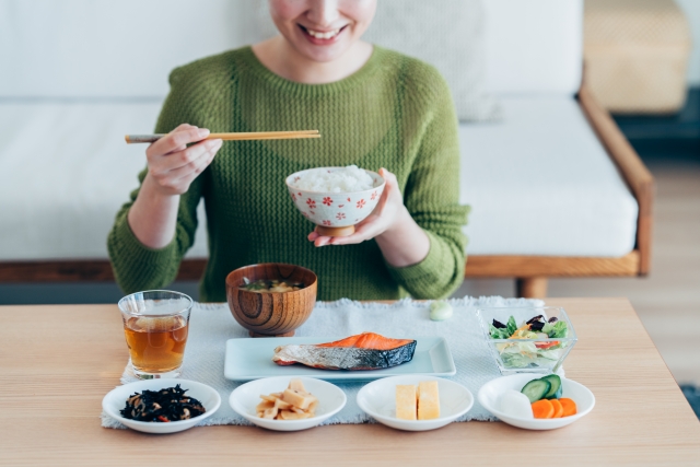 肌は生まれ変わる時にも、傷んだ部分を修復する時にも、エネルギーと材料が必要です🔥  そのため、炭水化物を極端に減らしすぎず、たんぱく質をしっかり摂ること、さらに野菜・果物・海藻類・発酵食品も取り入れて、ビタミン・ミネラル・食物繊維も不足させないことが大切です😊  肌・髪・爪の不調は、身体からのサインかもしれません🙅‍♀️  外側だけでなく、内側からしっかり整えていきましょう☺️！
