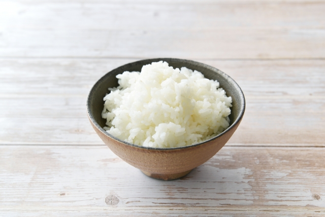 肌・髪・爪は、食べたものから作られています✨  特に肌は、エネルギーやたんぱく質、ビタミン、ミネラルが不足するとターンオーバーが乱れ、乾燥やハリ低下につながりやすくなります☝️  さらに、腸内環境が悪化すると炎症が起こりやすくなり、肌のバリア機能低下や肌荒れにもつながります💦  つまり美容で大切なのは、サプリや美容食品を1つ足すことより、まず食事全体を整えることです🍚