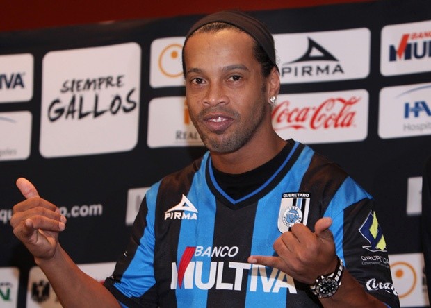 Ronaldinho fue presentado con Gallos