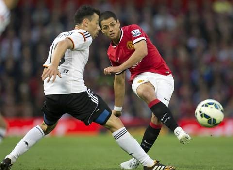Hernández manda pase en juego con el Manchester United - Foto : AP