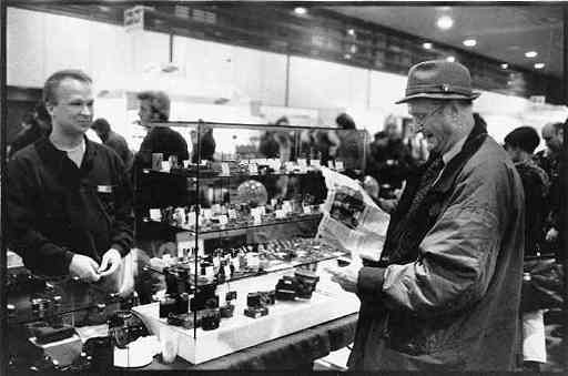 Dieses Foto entstand auf der Berliner Foto-Messe 1998. Ein Mann mit Hut las mir die Ankündigung meiner Sammlungsausstellung aus der Zeitung vor.