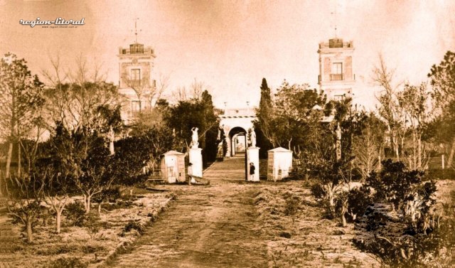 Ingreso al Palacio alrededor de 1880, se habían descuidado los jardines tras la mudanza de la sede imperial al Ejido..