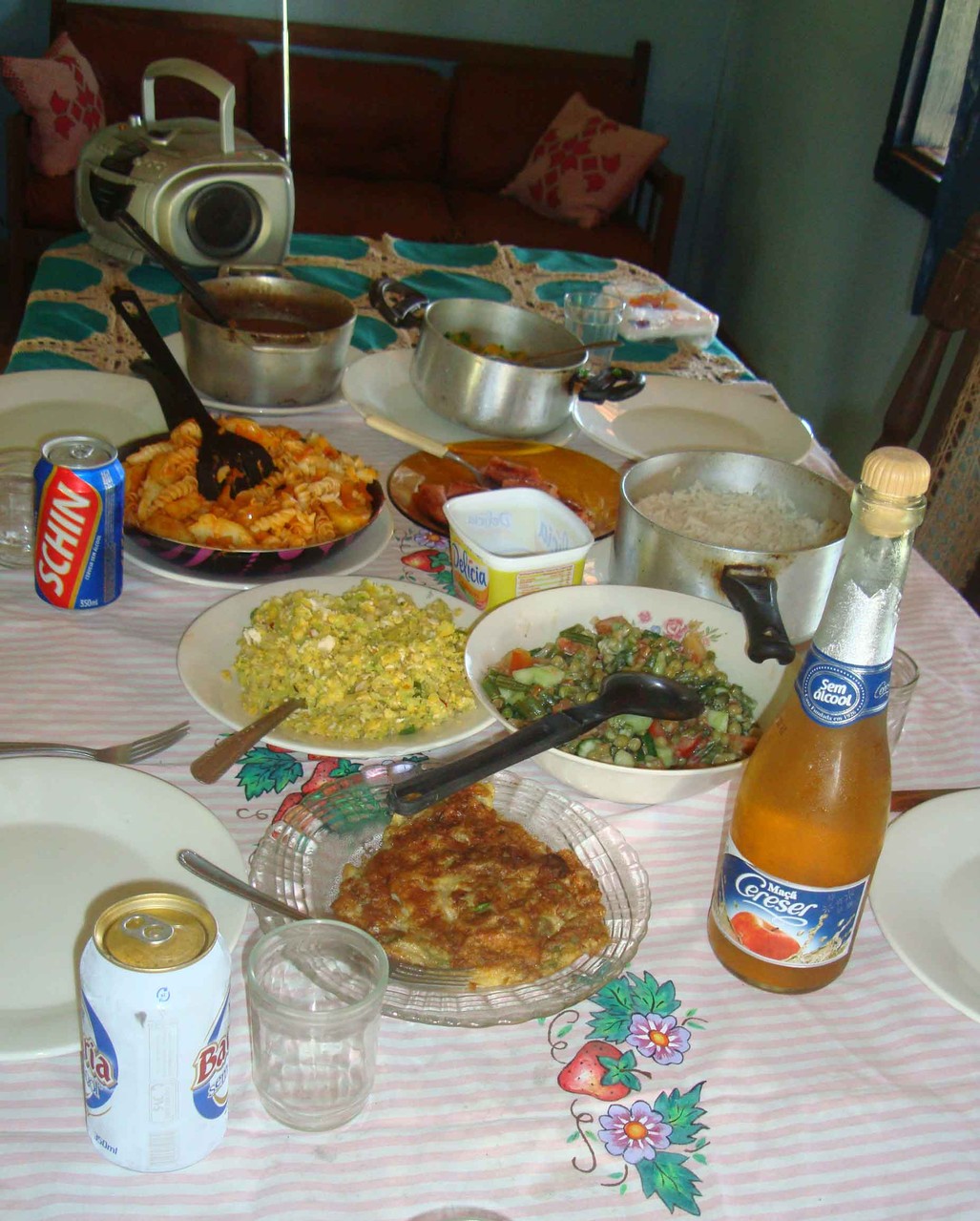 隣の農家で昼食をご馳走になりました。、サラダ、オムレツ、魚のフライ、チキン、パスタ、ごはんとフェジョン（豆料理）など、沢山食卓に並びました。