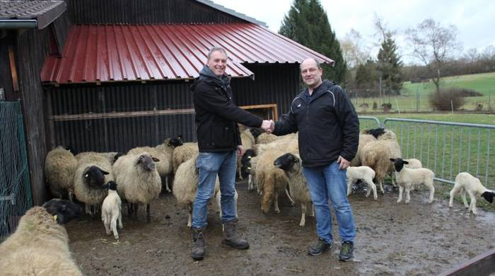 Bild: Per Handschlag übergab Christian Sperling die Schafherde an Ulrich Klehm, den Vorsitzenden der Naturschutzgruppe. Foto: red.