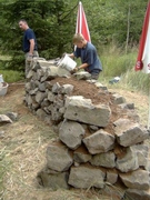Bild: Mitglieder der Naturschutzgruppe beim Bau der Trockenmauer