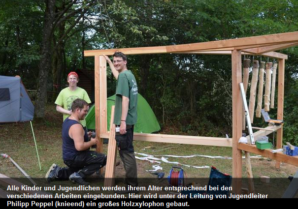 Bild: Bau eines großen Holzxylophons im Zeltlager 2015