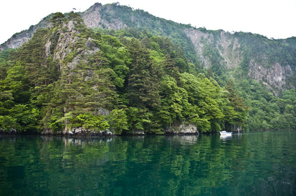 瑠璃色の湖面は神秘的。