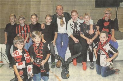Wie der Hahn im Korb. Der Präsident des Fußball-Bundesligisten Eintracht Frankfurt, Peter Fischer, bei den jugendlichen Fans des Eintracht-Fan-Clubs Merenberg. (Foto: Klaus-Dieter Häring)