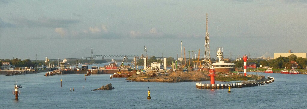 In der Elbe Richtung Hamburg