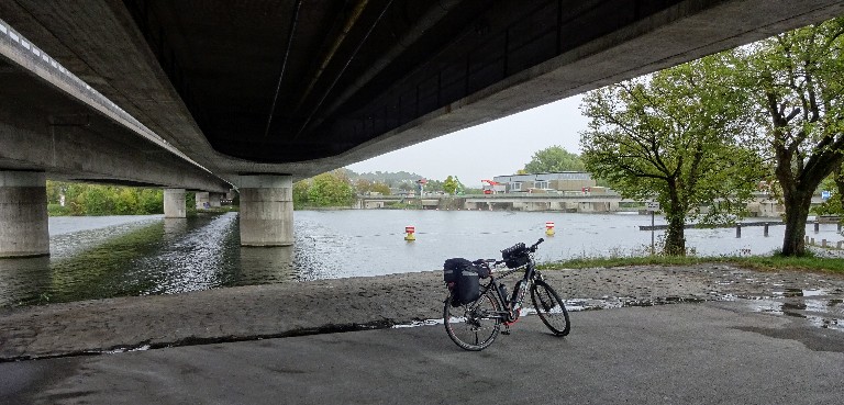 Regenpause unter der Autobahn