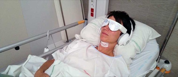 patiente à l'hôpital avec casque et lunettes psio sur le site d'alain rivera