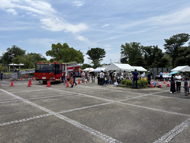 屋外のイベントは暑そうですね