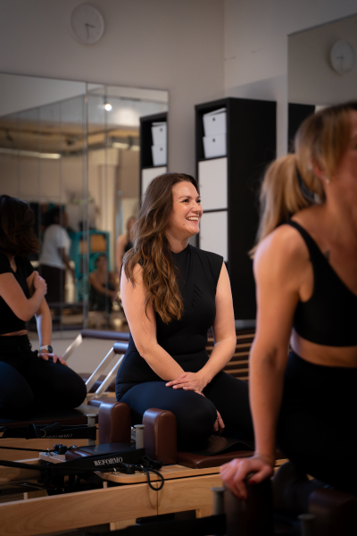 De Reformer Pilates lessen in Zoetermeer heten Reformo staat voor kracht, vernieuwing en transformatie !