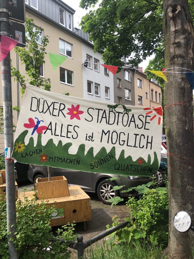 Wanderbäume auf einem Parkplatz in Deutz