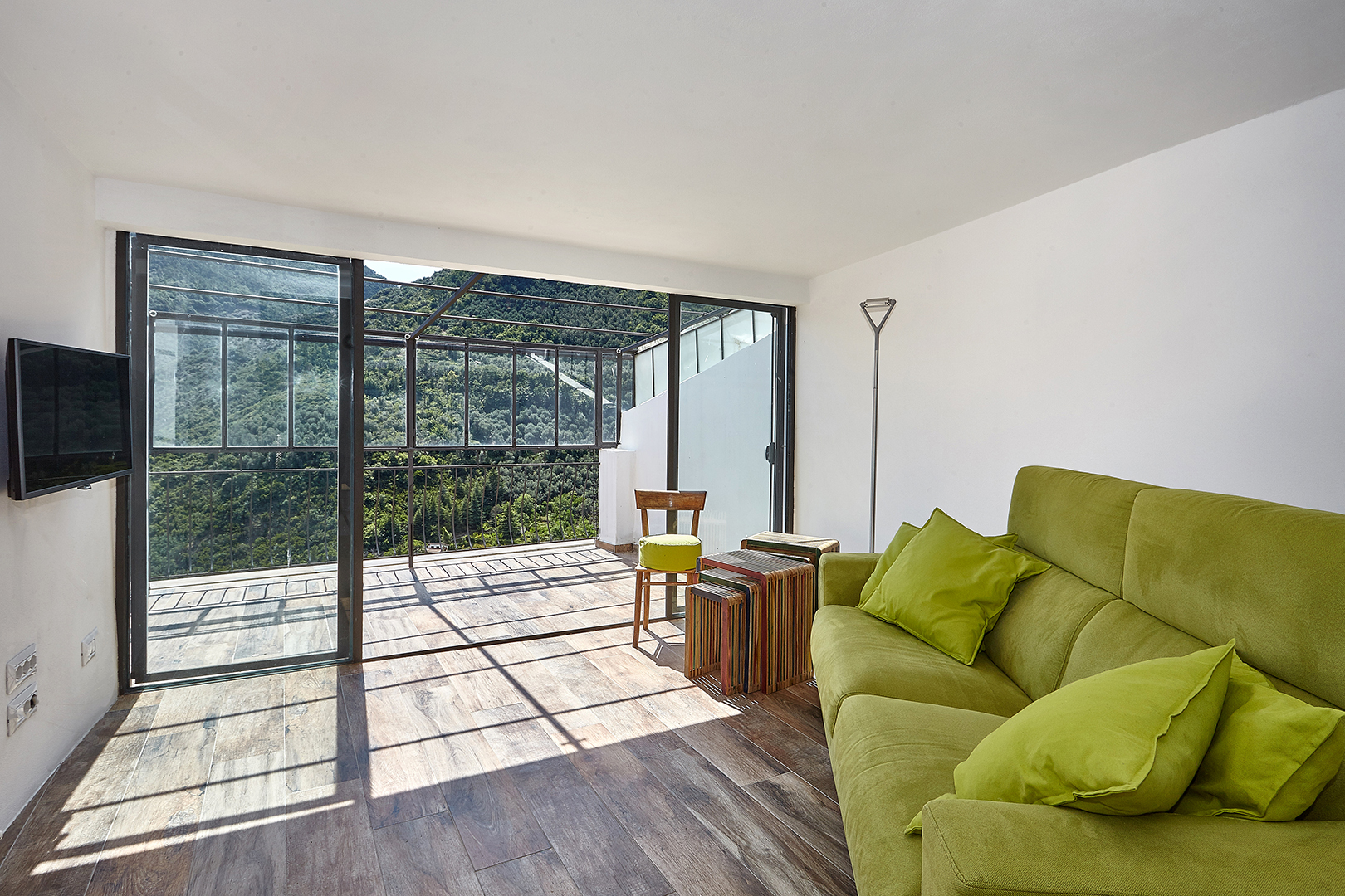 Wohnung: Wohnbereich mit Schlafcouch und Terrasse mit Panoramablick