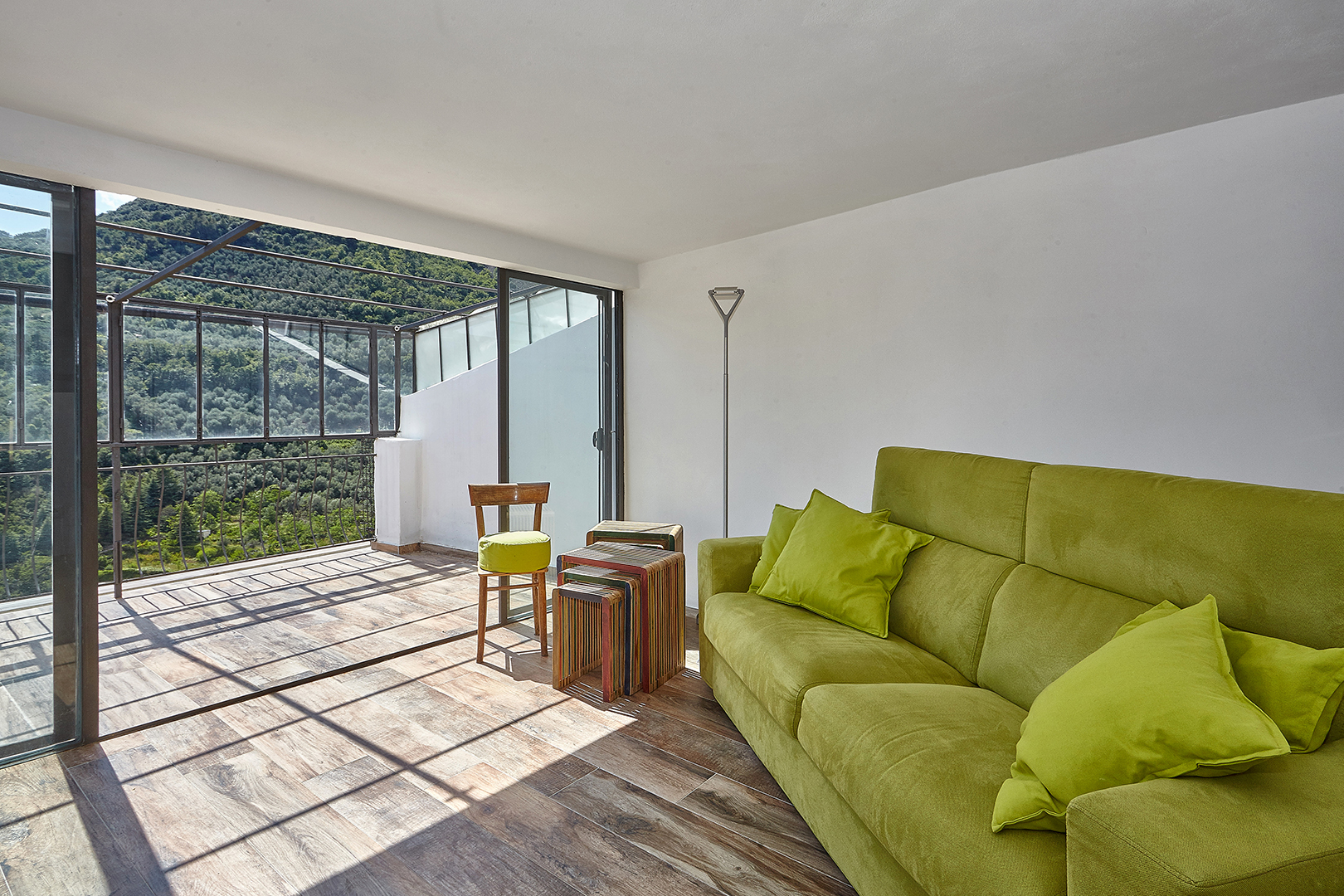 Wohnung: Wohnbereich mit Schlafcouch und Terrasse mit Panoramablick