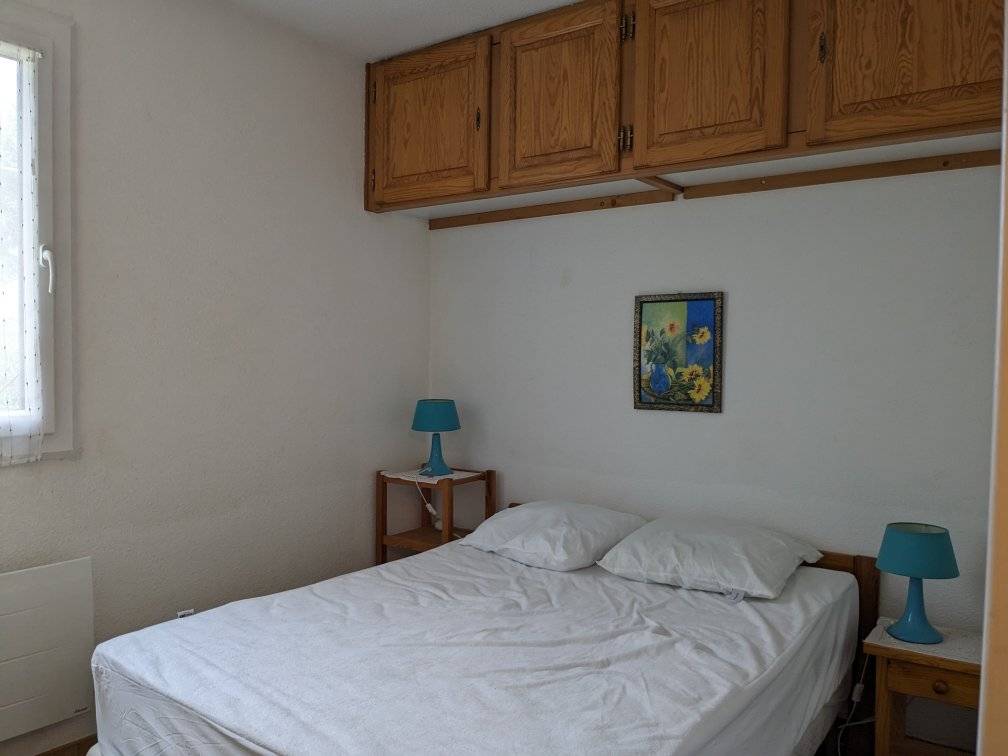 Chambre avec lit double et placard / penderie