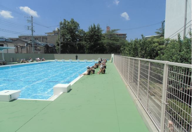 大阪の小学校プールに熱交換塗料