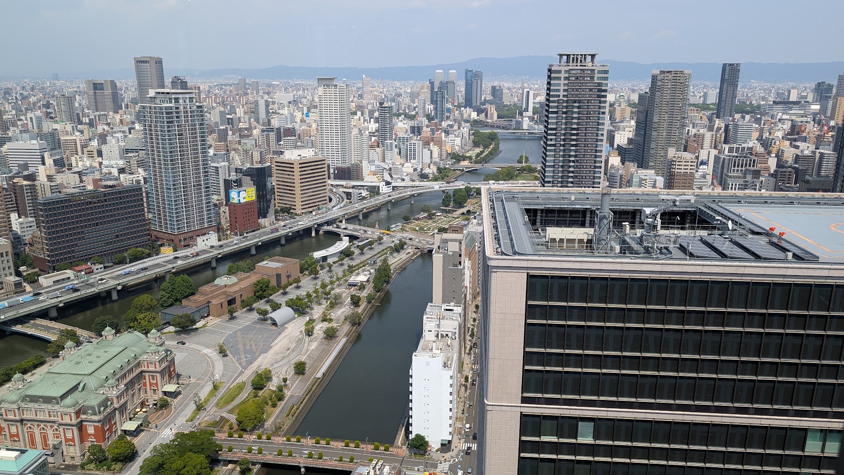 中之島中央公会堂 遠くにビル間に大阪城