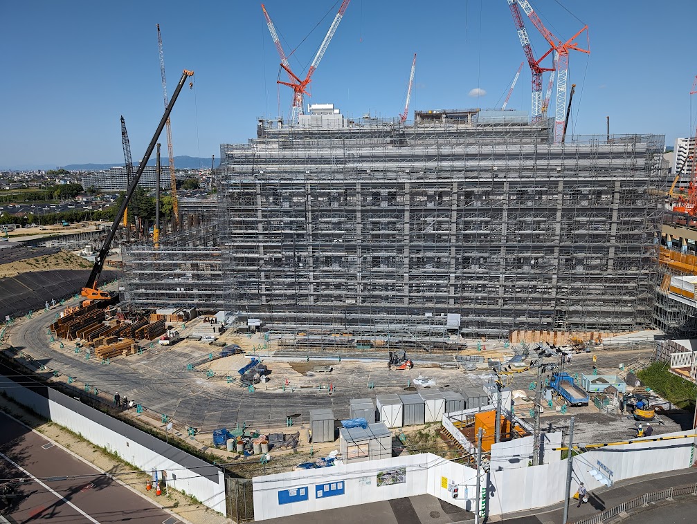 手前外来棟6階建て、奥は診療棟10階建て進行中