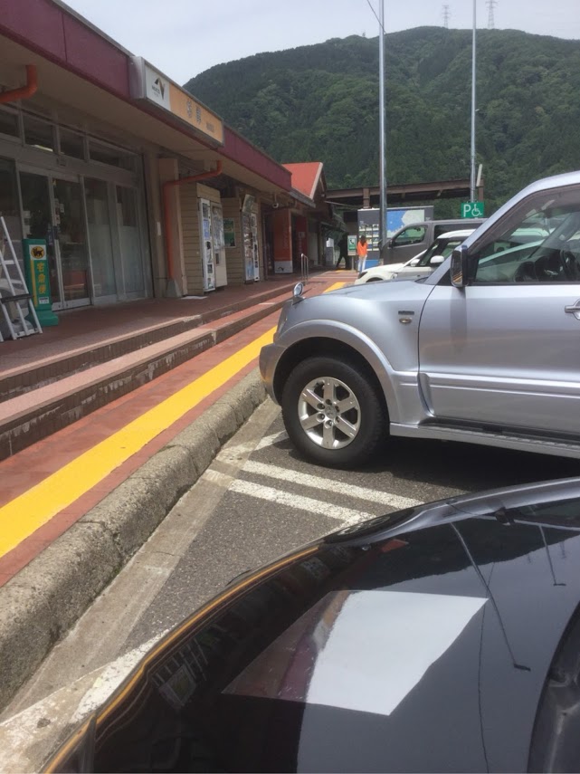 長距離移動の車のボンネット屋根にテスト貼り　剥がれと劣化のテスト