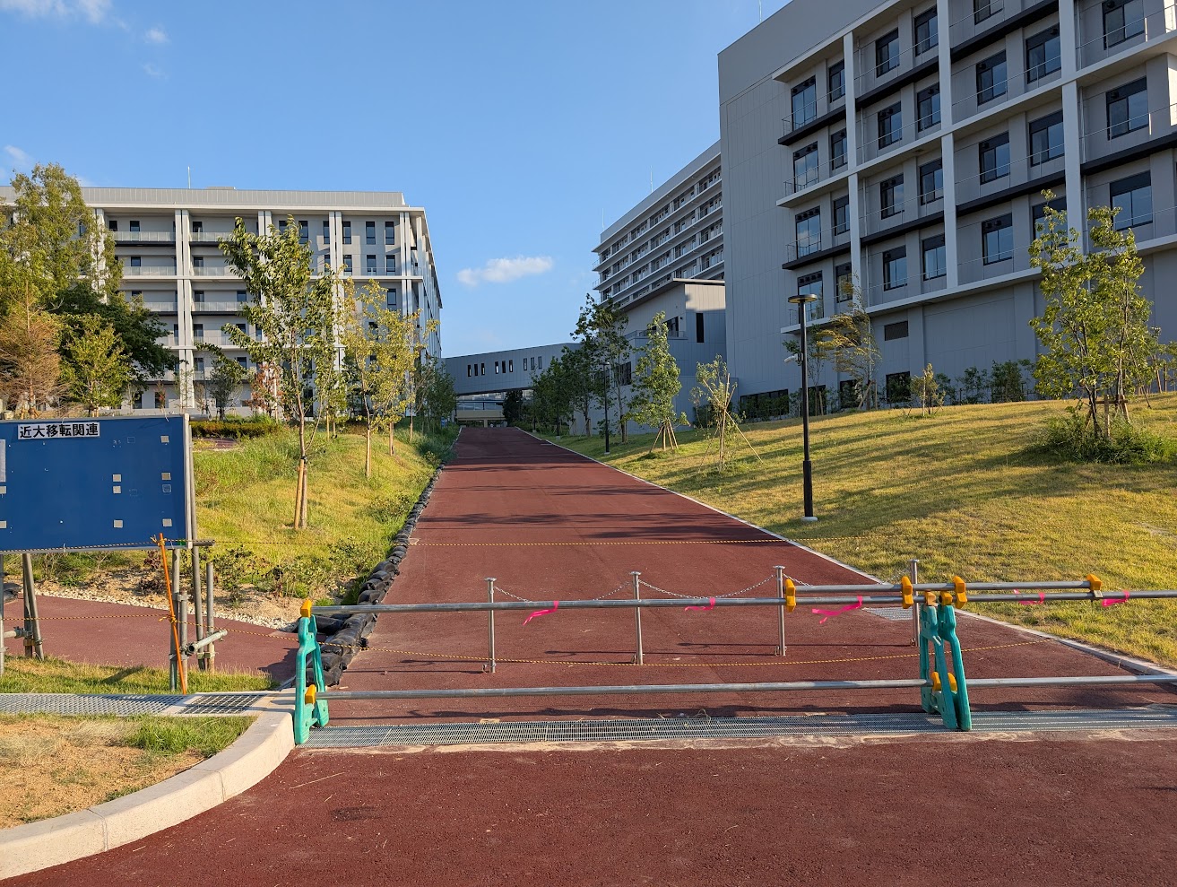 泉北ニュータウンをつなぐ遊歩道が病院・診療棟と一体に 堺市公園課管理+近畿大学