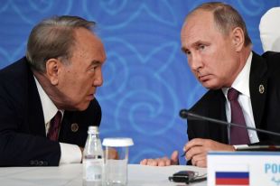 カザフスタン　ナザルバエフ元大統領とプーチン大統領