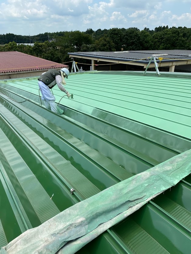 鋼板折板屋根　熱交換塗料塗布