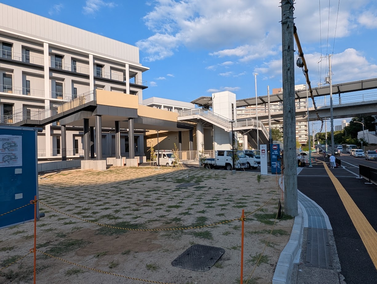 正面外来棟は泉ヶ丘駅直結(7分)歩道橋に接続