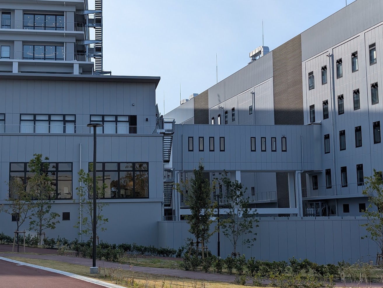 医学生などのサービス棟から渡り通路を経て研究棟へ