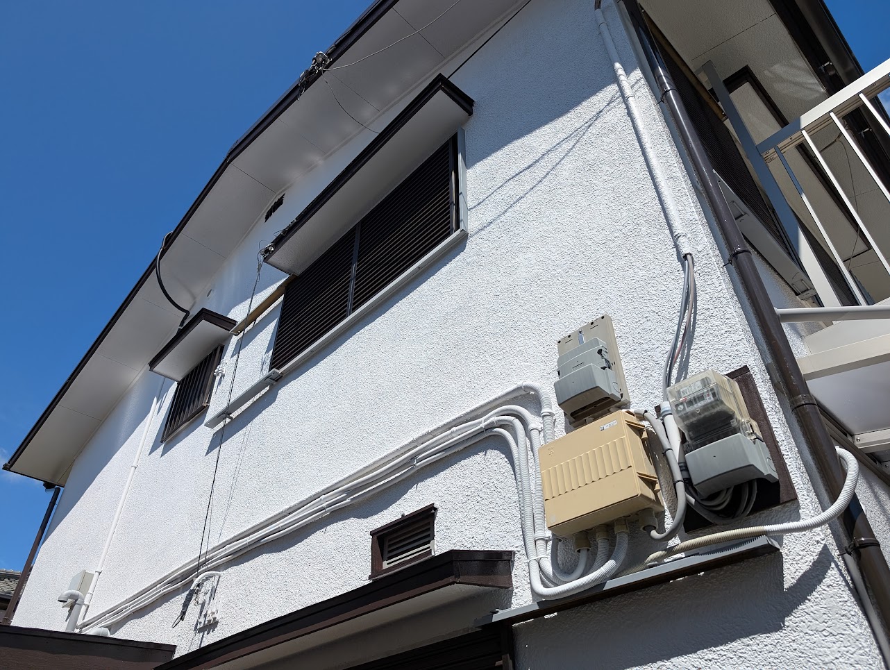 西側の2階部分に容赦なく照り付ける太陽光線