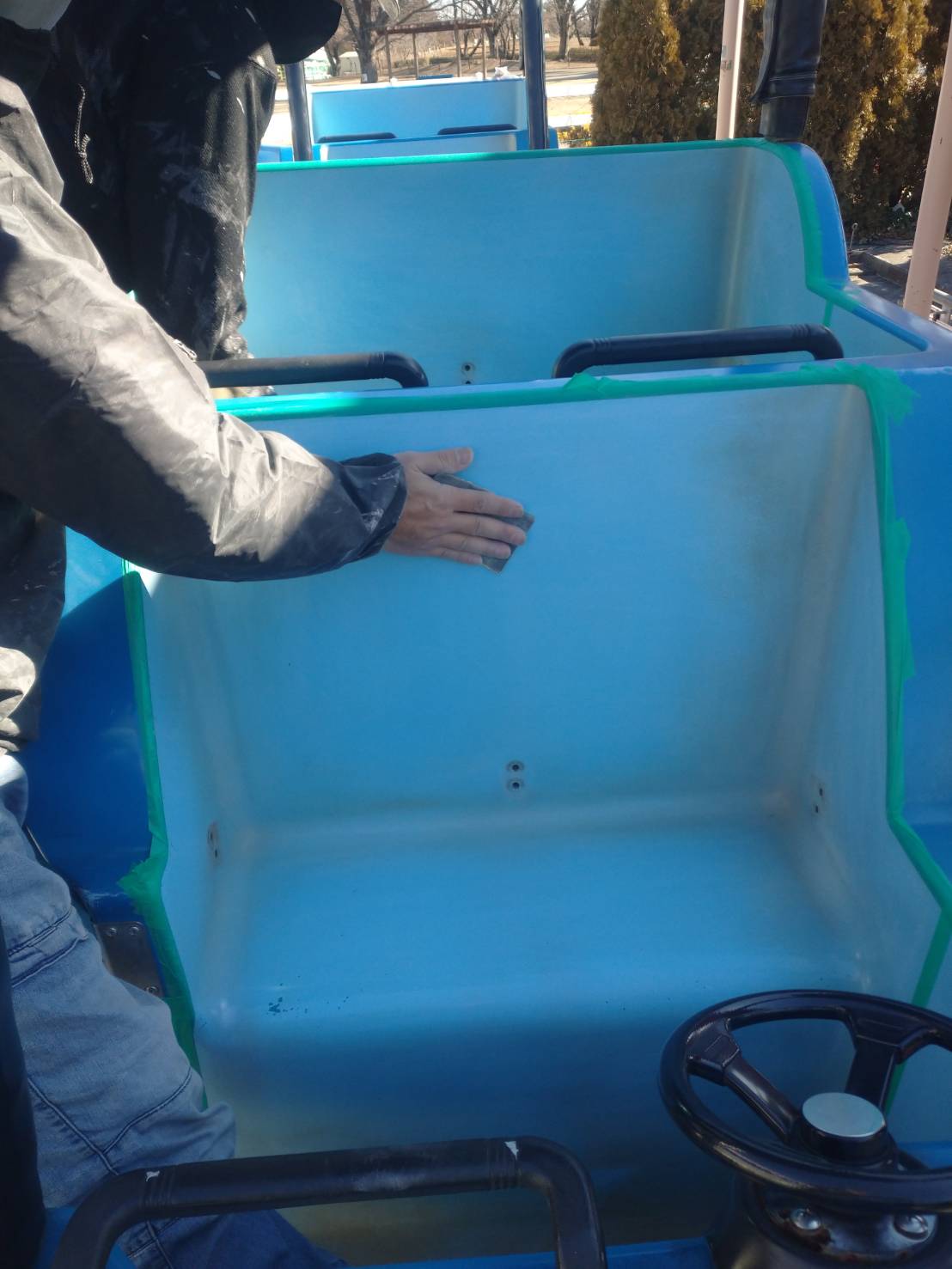 ブルーのトラクター プライマー塗布