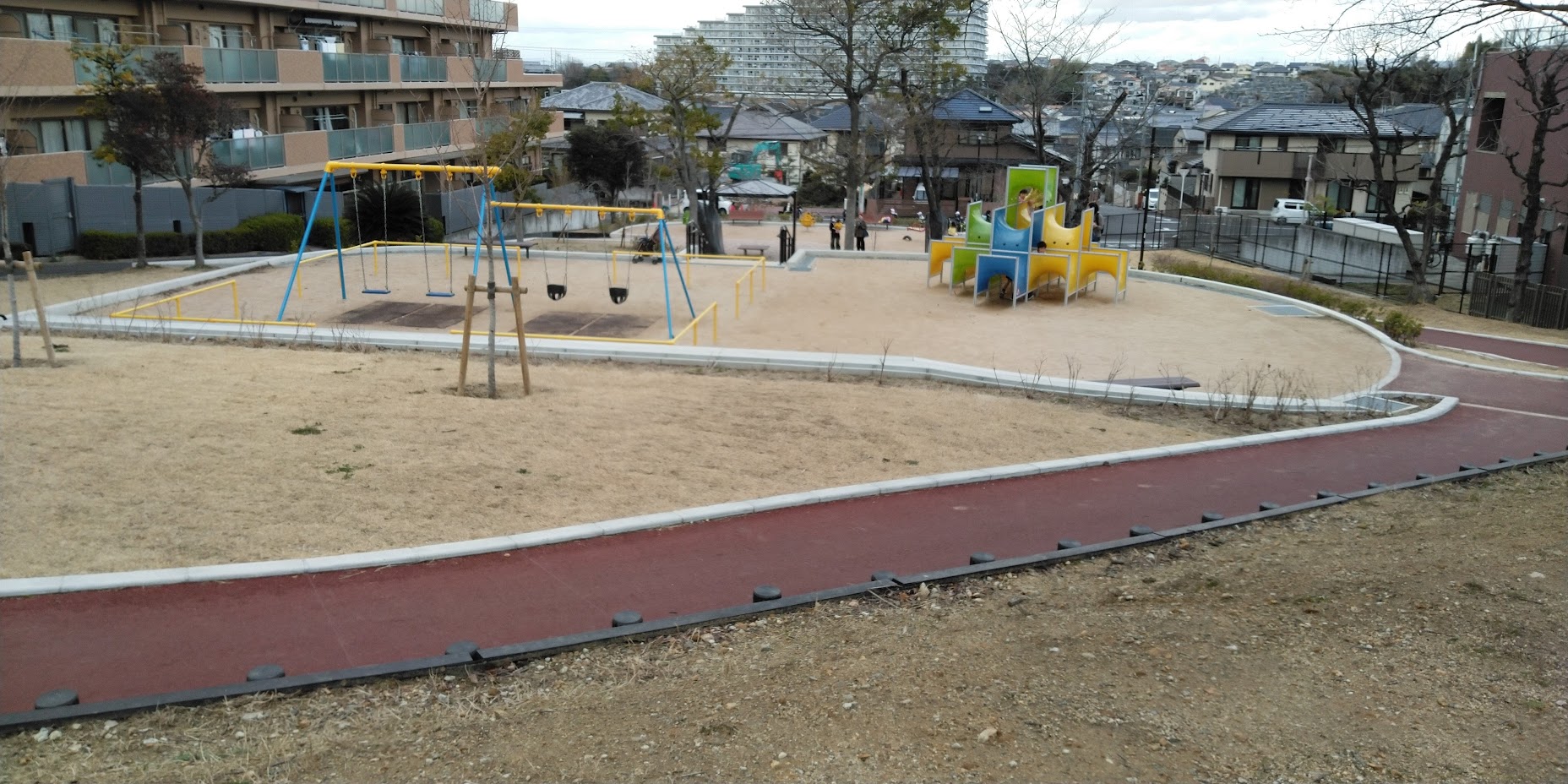 近畿大学病院の敷地を囲む北側の公園を全面リニューアルしました。横に私立大学付属幼稚園