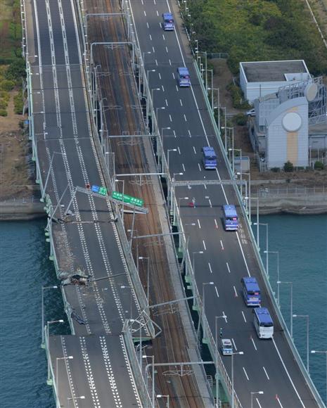 ずれた路線が鉄道橋に架かり、損傷ストップ