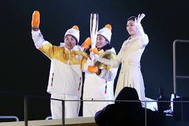 韓国と北朝鮮の女子アイスホッケーの主将が聖火を掲げて聖火台の階段を駆け上がりキム・ヨナ引き継ぐ！