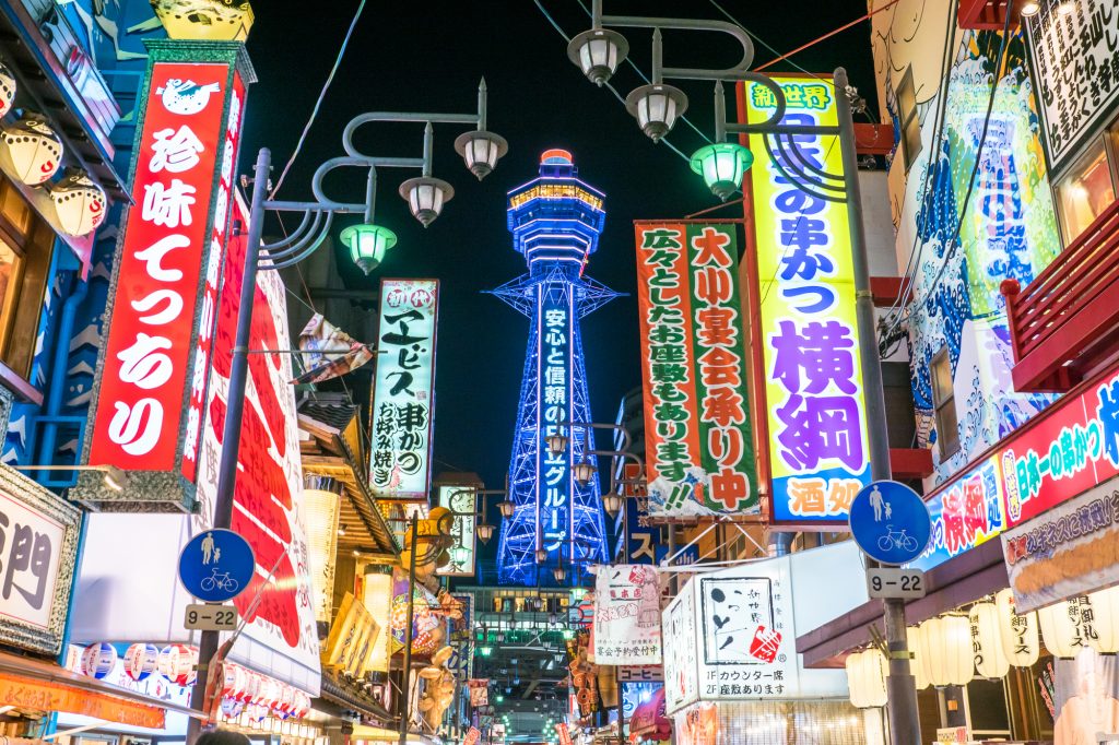 新世界の飲食街は串カツなどで有名です。