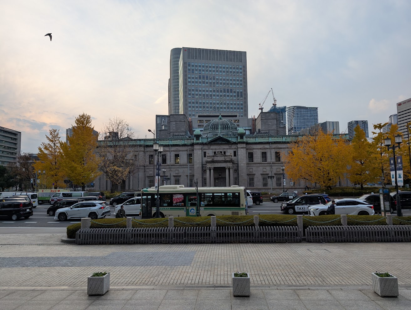日本銀行大阪支店 大阪市庁舎の向かい側(御堂筋の西側)