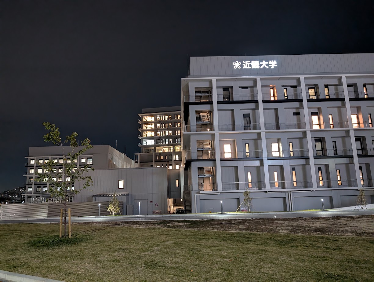近畿大学の正面 外来棟