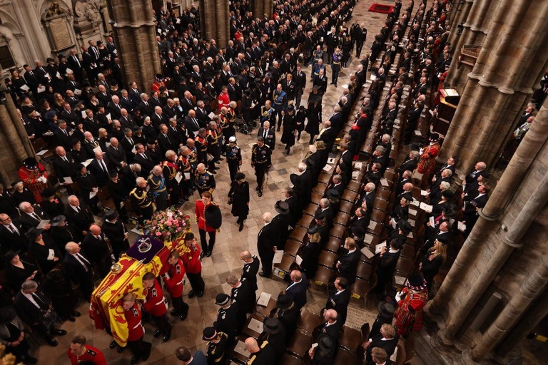 英国エリザベス女王の国葬　激動の70年