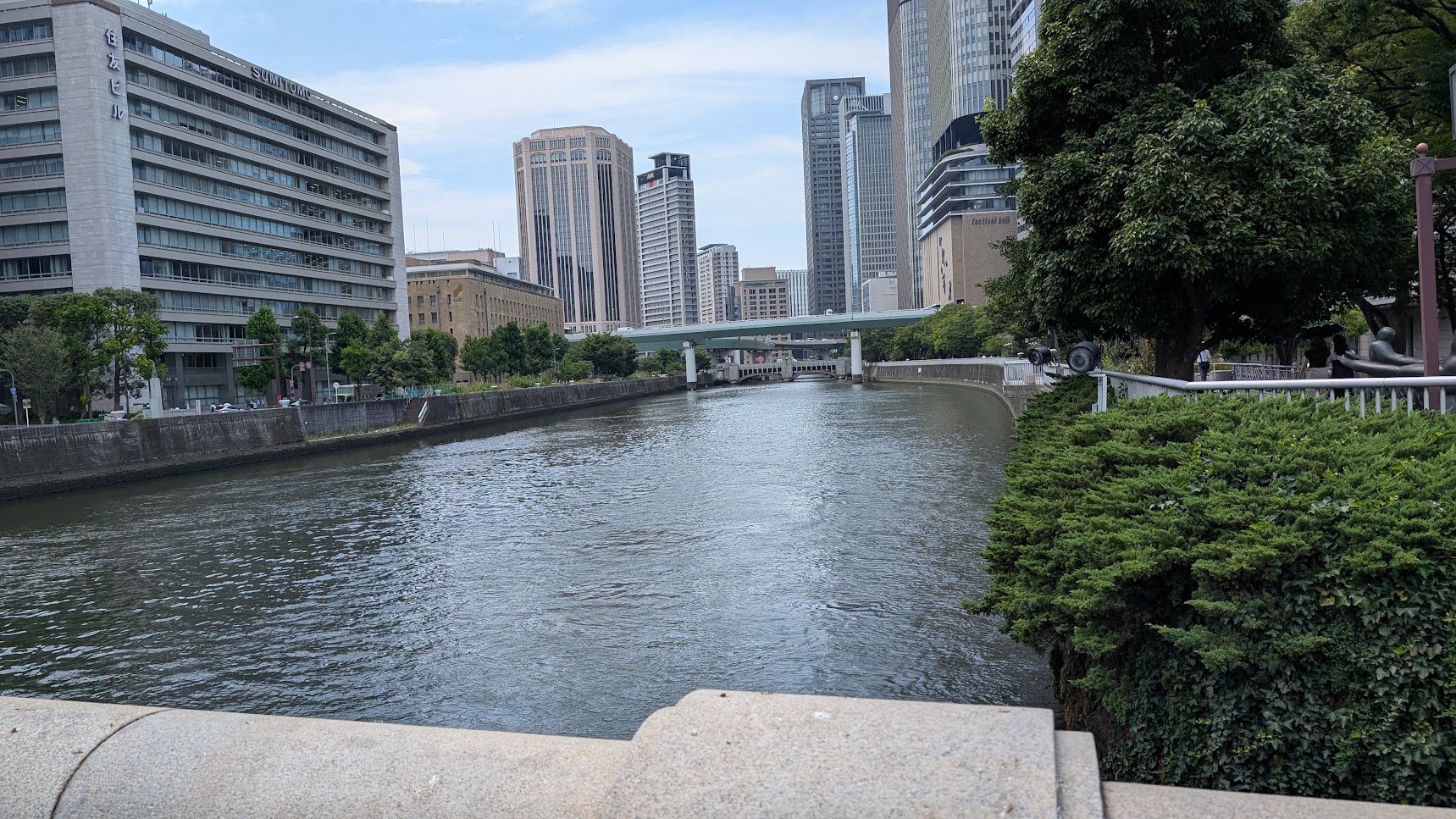 淀屋橋から土佐堀川の西側