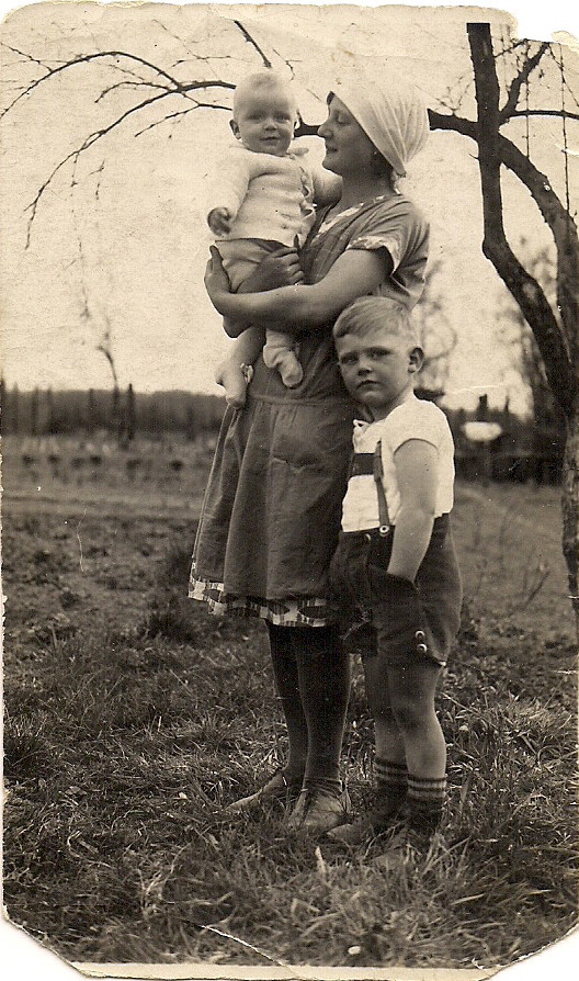 Bodo, Kinderfrau und Eberhard im März 1932 in Osseg