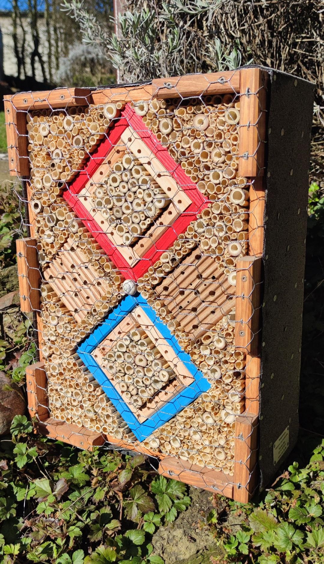 M1 kombinierte Wildbienenbrutstätte u. Überwinterhilfe für Schmetterlinge, Marienkäfer sowie Florfliegen
