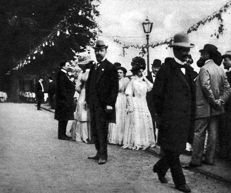 Lingner als Gastgeber vor der Villa Stockhausen (Lingner-Schloss)