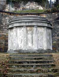 Heutiges Bild des Lingner-Mausoleums am Fuße des Lingner-Schlosses, Dresden