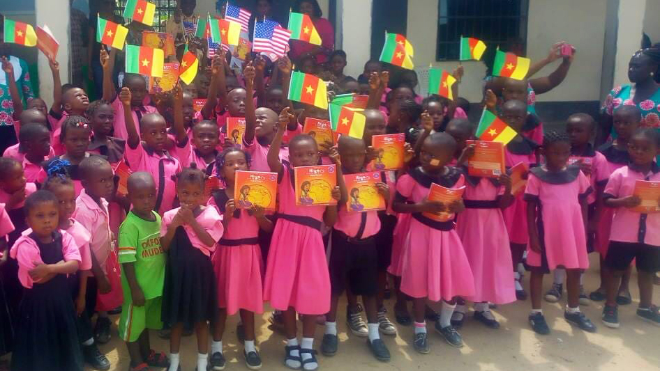 "Hiya et la clé du Bonheur" sème ses graines dans une école du Cameroun.