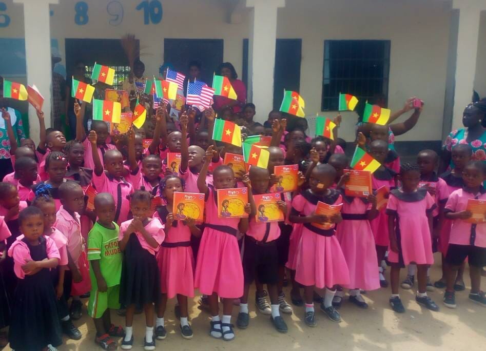 Livres Hiya et la clé du Bonheur offerts aux enfants de l'école Mudeka Cameroun.