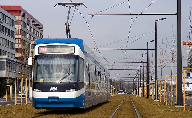 Tram rapide de Glatt (Zurich) reliant l'aéroport à la gare centrale
