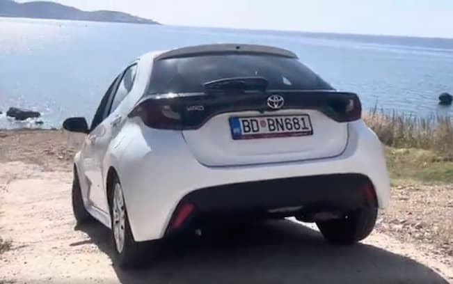 Toyota Yaris 2024 белого цвета – прокат без залога и кредитной карты в Черногории