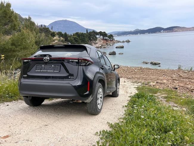 Аренда авто в Черногории без депозита – Toyota Yaris Cross Hybrid 2025 Петровац